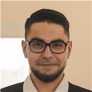 Professeur de Développement Web FullStack, qu'est que j'entends par là ? Je sais créer un projet de A-Z pour un site web. Autant la partie Backend (partie cachée d'un site), le Frontend (la partie visible sur les navigateurs par les clients), les bases de